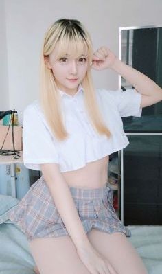 两个女人在有风景的海滩